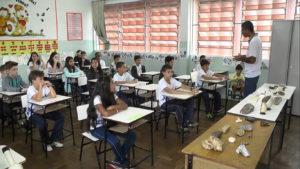 Fósseis que contam história de seres vivos são apresentados a estudantes de ensino fundamental