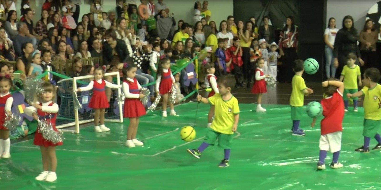 Escola Professor Jairo Grossi realiza festa cultural trazendo como tema a Copa do Mundo