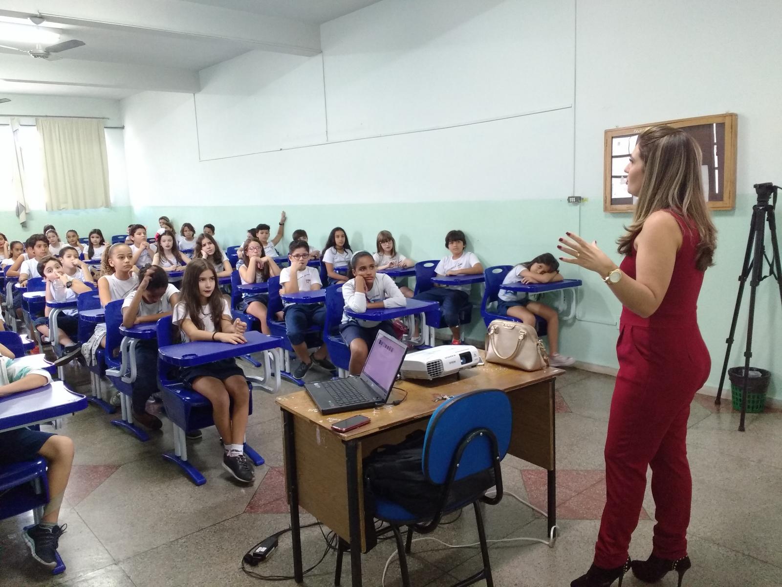 Alunos do ensino fundamental recebem jornalista para falar sobre a produção da reportagem e a dinâmica da profissão