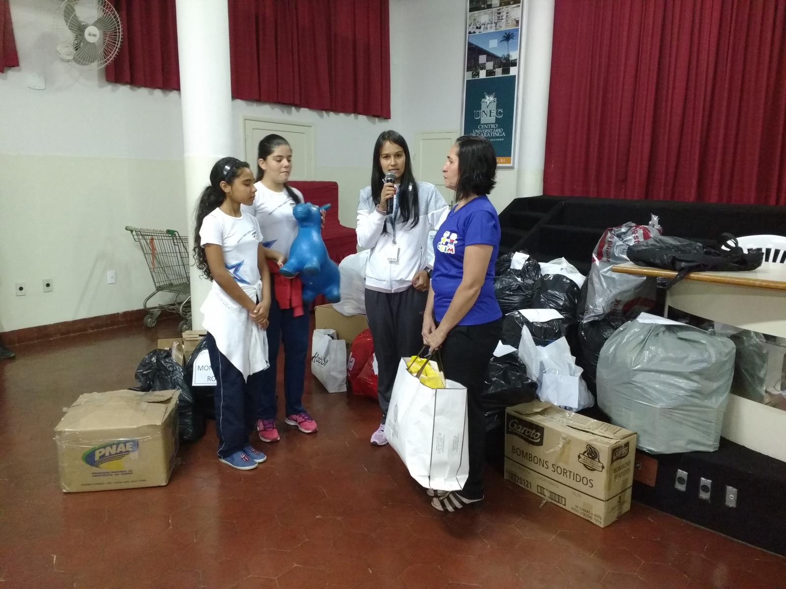 Professores desenvolvem Projeto Solidariedade e alunos arrecadam donativos para asilos e creches de Caratinga
