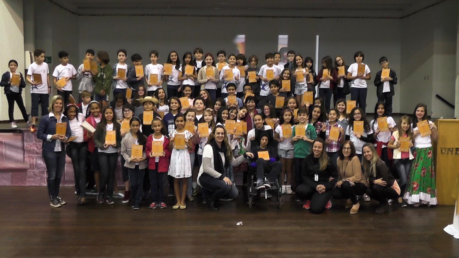 TARDE LÍRICA: Escritora Marilene Godinho recebe homenagens de alunos do ensino fundamental