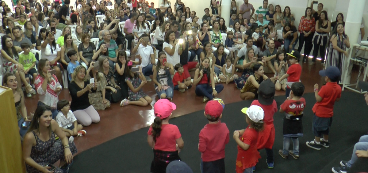 Escola faz homenagem ao Dia das Mães relembrando personagens heróicas de desenhos animados