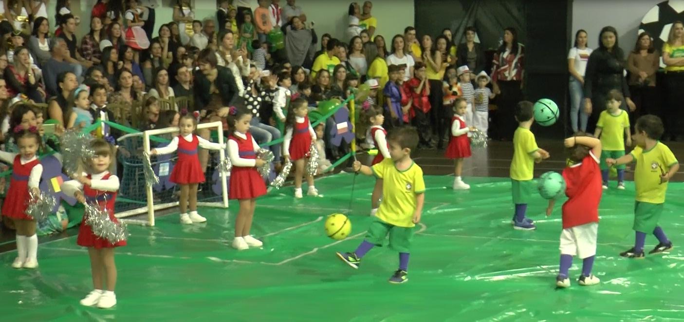 Escola Professor Jairo Grossi realiza festa cultural trazendo como tema a Copa do Mundo