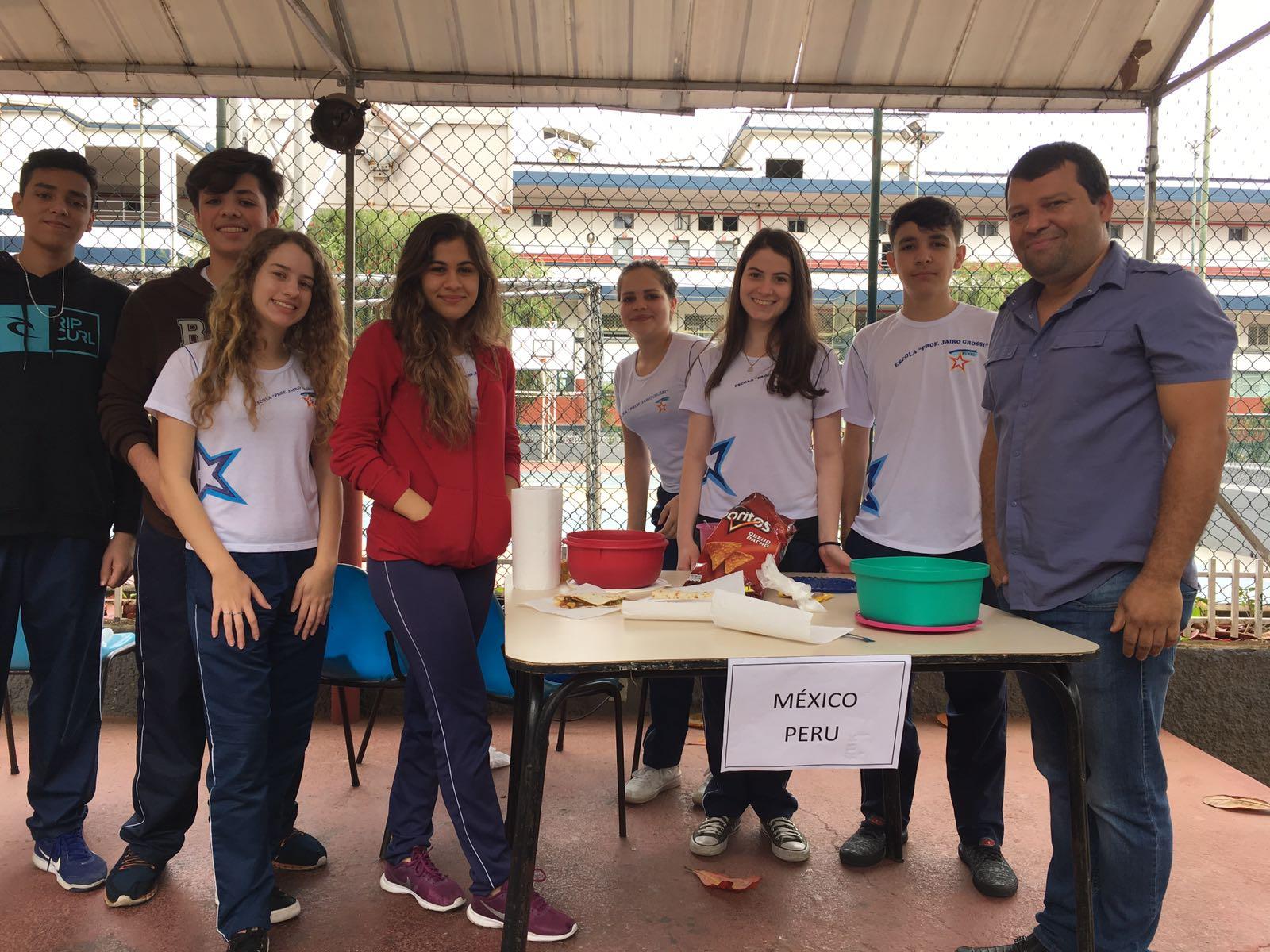 Mostra sobre comidas típicas Ibero-Americanas movimenta Escola Professor Jairo Grossi