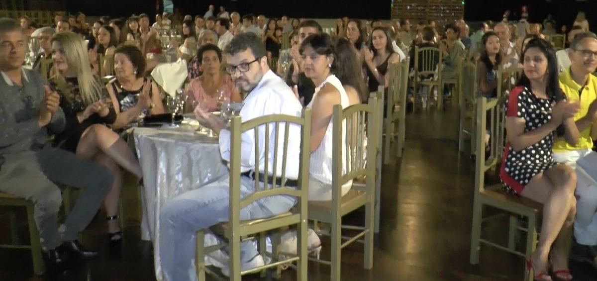 Saboreando a vitória: formandos da Escola Professor Jairo Grossi participam de jantar festivo